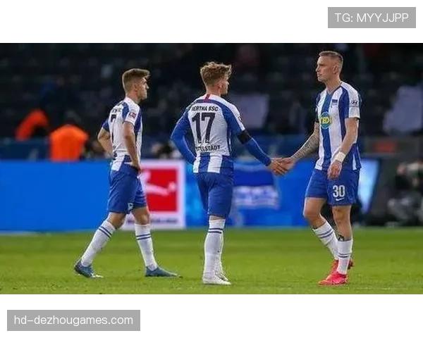 沙尔克04主帅赛前发布会确认，将启用多名青训小将应对伤病潮