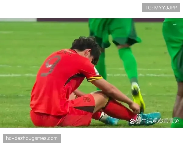 塞维利亚对阵皇社,上半场补时阶段因球员受伤中断长达五分钟 塞维利亚对阵皇社,上半场补时阶段因球员受伤中断长达五分钟